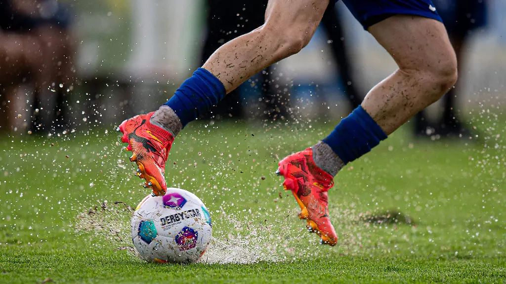 Fussball-Herren-Saison-2024-25-Testspiel-FSV-Bernau-Hertha-BSC-nach-starken-Regen-steht-der-Platz-halb-unter-Wasser-30-06