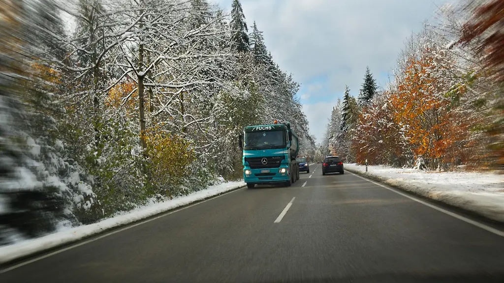Landstrasse-und-Wald-mit-Neuschnee-bei-Feldkirchen-Westerham-Bayern-Deutschland-Europa