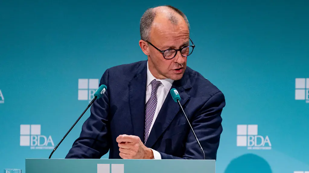 Bundeskanzler-Friedrich-Merz-CDU-spricht-beim-Arbeitgebertag-2025