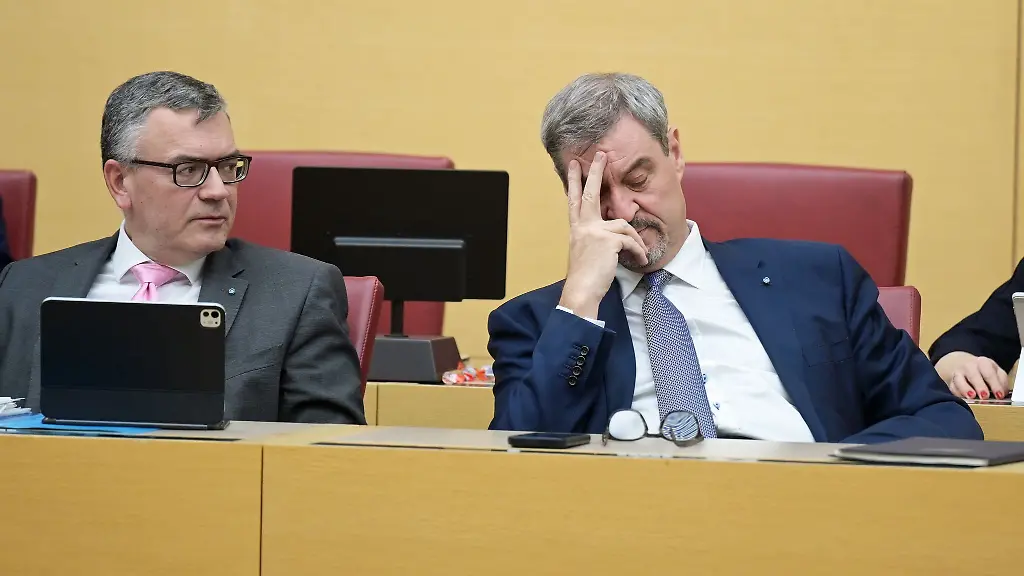 Ministerpraesident-Markus-Soeder-CSU-rechts-musste-sich-viel-Kritik-anhoeren