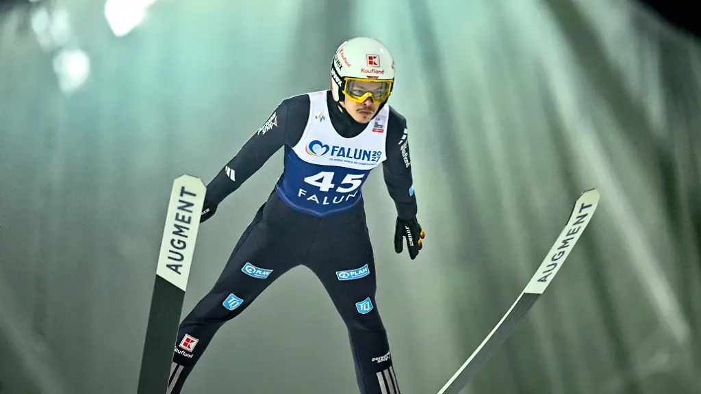 FALUN-SVERIGE-20251125-Tysklands-Philipp-Raimund-hoppar-i-tisdagens-finaltaevling-i-vaerldscupen-i-backhoppning-foer-herrar-normal-backe-pa-Lugnet-stadion-i-Falun