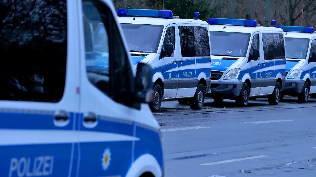 15-01-2023-Berlin-Polizeieinsatz-in-Berlin-Einsatzfahrzeug-der-Polizeibereitschaft-stehen-in-einer-Berliner-Strasse
