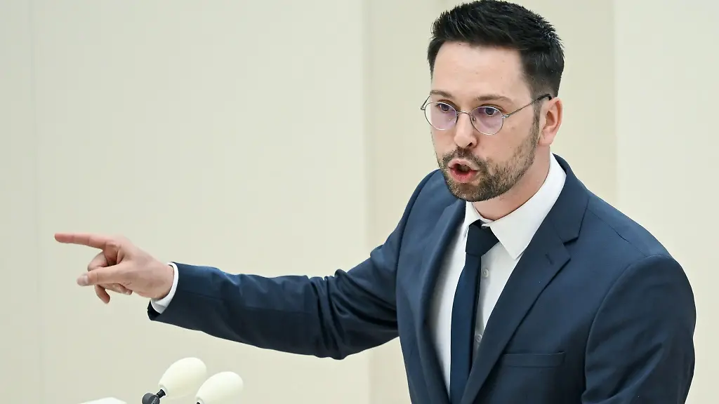 Der-Parlamentarische-Geschaeftsfuehrer-der-Brandenburger-AfD-Landtagsfraktion-Dennis-Hohloch-kritisiert-eine-Auszaehlung-von-Stimmen-als-falsch-Archivbild