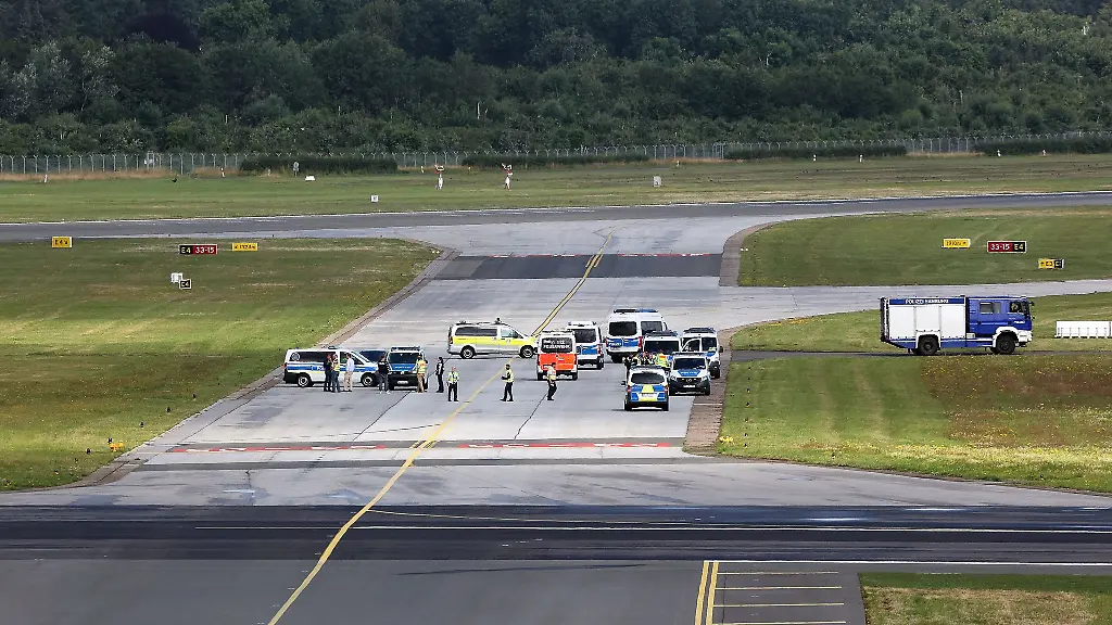 Die-Polizei-ist-waehrend-der-Blockade-am-Hamburger-Flughafen-im-Einsatz-gewesen