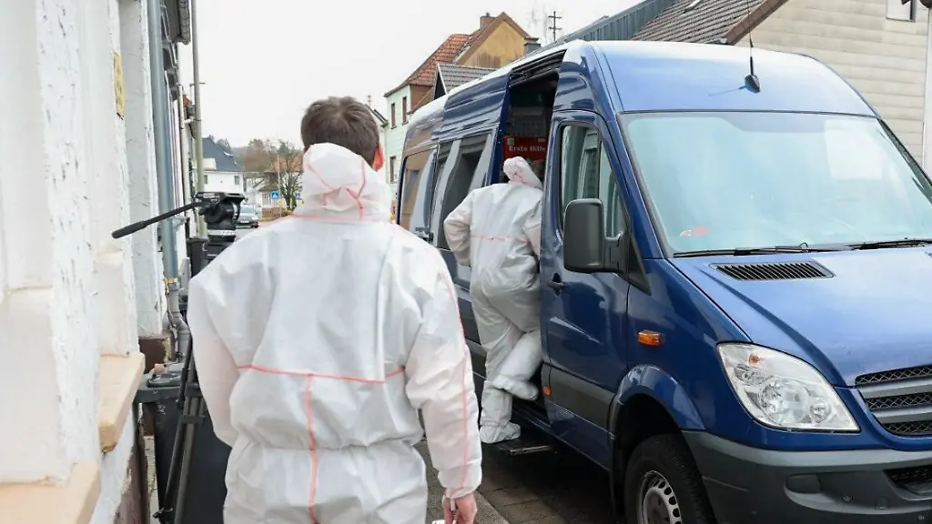 Die-Spurensicherung-der-Polizei-ist-im-Einsatz-Im-Saarland-ist-ein-Gerichtsvollzieher-getoetet-worden-Er-sei-am-Morgen-in-Ausuebung-seines-Dienstes-in-Bexbach-im-Saarpfalz-Kreis-gewaltsam-ums-Leben-gekommen-teilte-das-Justizministerium-in-Saarbruecken-mit