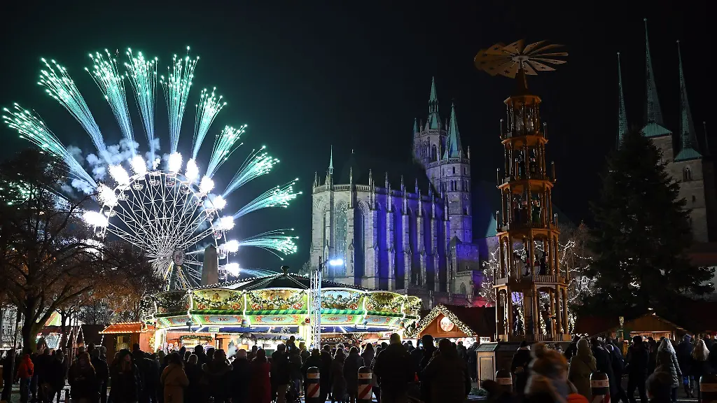 Vor-der-Kulisse-von-Dom-und-Severikirche-hat-am-Dienstag-der-Erfurter-Weihnachtsmarkt-geoeffnet