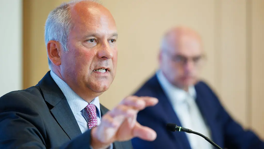 Hessens-Innenminister-Roman-Poseck-CDU-spricht-Verfassungsschutzpraesident-Bernd-Neumann-hoert-zu