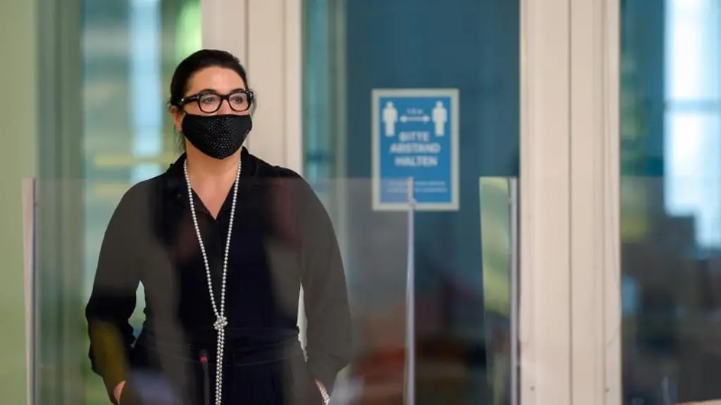 Maren-Sieb-l-ehemalige-Lotto-Geschaeftsfuehrerin-mit-Mundschutz