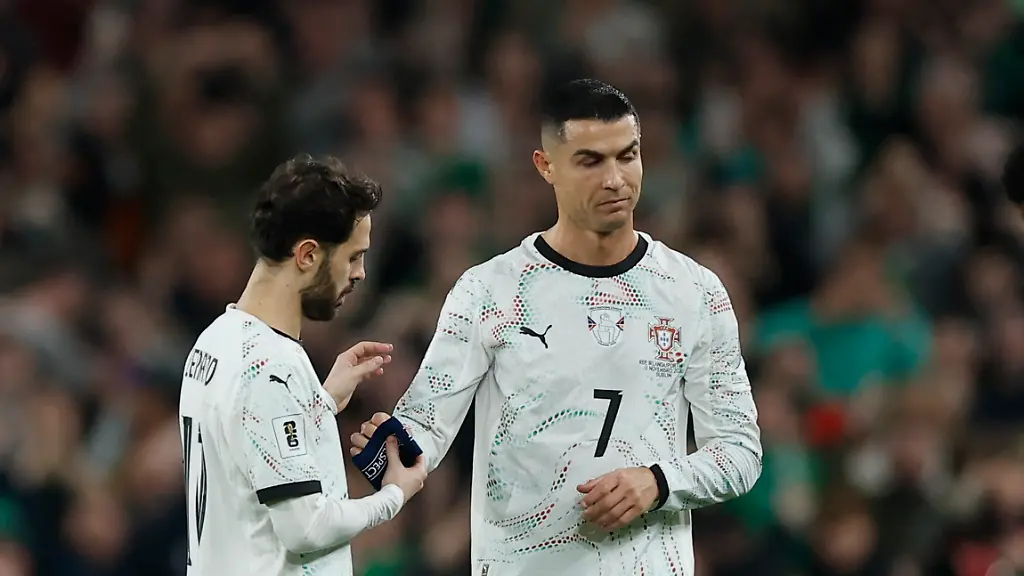 Soccer-Football-World-Cup-UEFA-Qualifiers-Group-F-Republic-of-Ireland-v-Portugal-Aviva-Stadium-Dublin-Ireland-November-13-2025-Portugal-s-Cristiano-Ronaldo-gives-the-captains-armband-to-Bernardo-Silva-after-being-shown-a-red-card-REUTERS-Clodagh-Kilcoyne