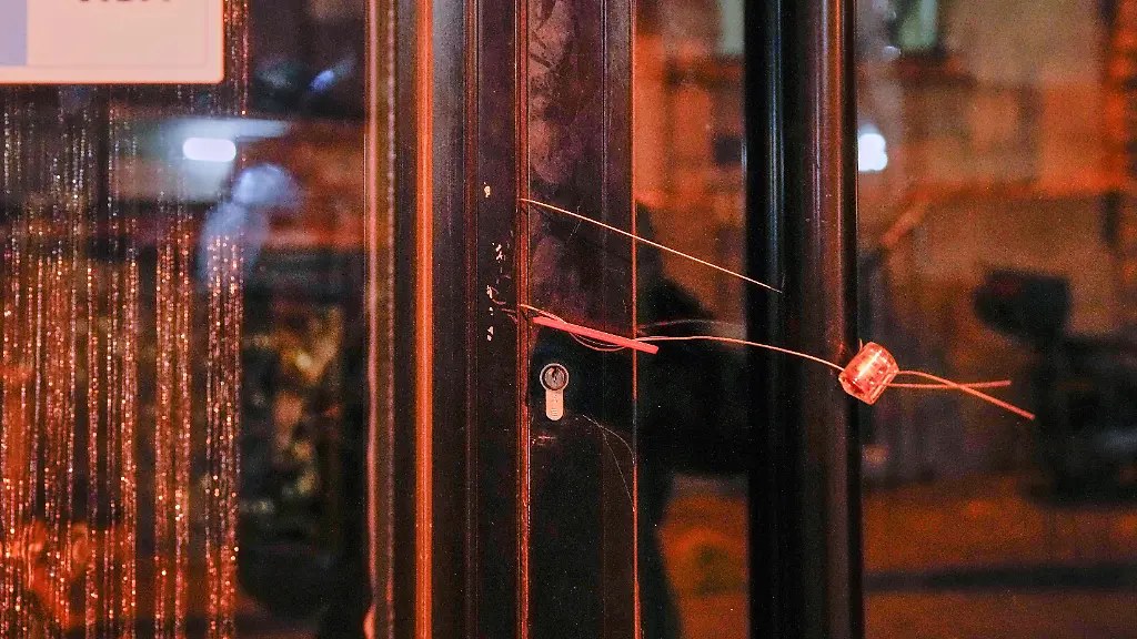 The-main-entrance-door-of-the-Harbour-Suites-Old-City-hotel-is-sealed-in-Istanbul-Turkey-Monday-Nov-24-2025