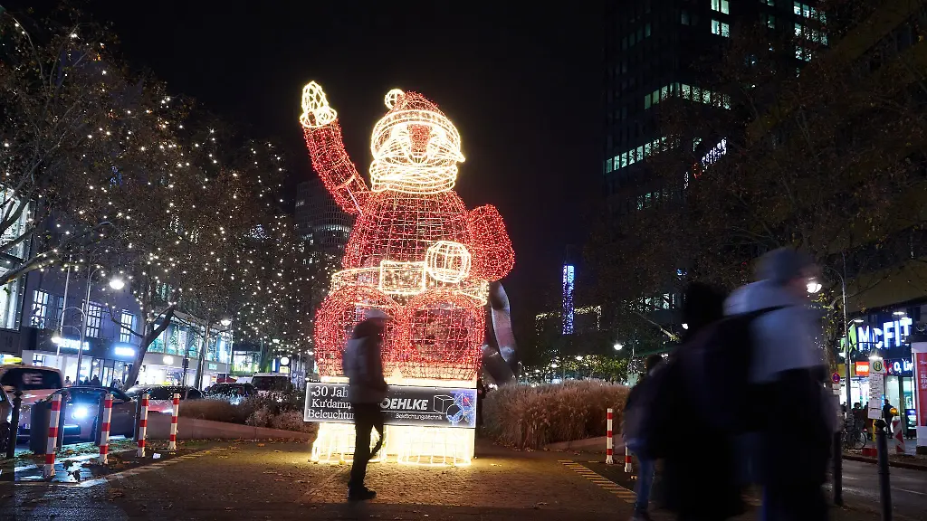 Am-Kurfuerstendamm-Ku-damm-leuchtet-die-Weihnachtsbeleuchtung