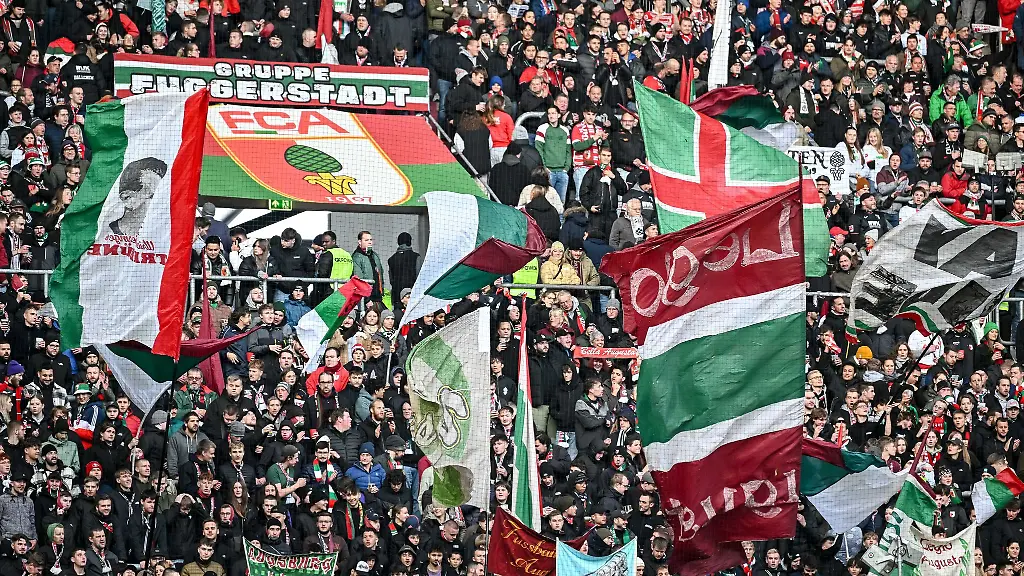 Fans-des-FC-Augsburg-schwenken-ihre-Fahnen-in-der-WWK-Arena