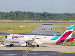 Aktivistom Zadnje generacije naložena globa 400.000 evrov zaradi blokade letališča v Hamburgu