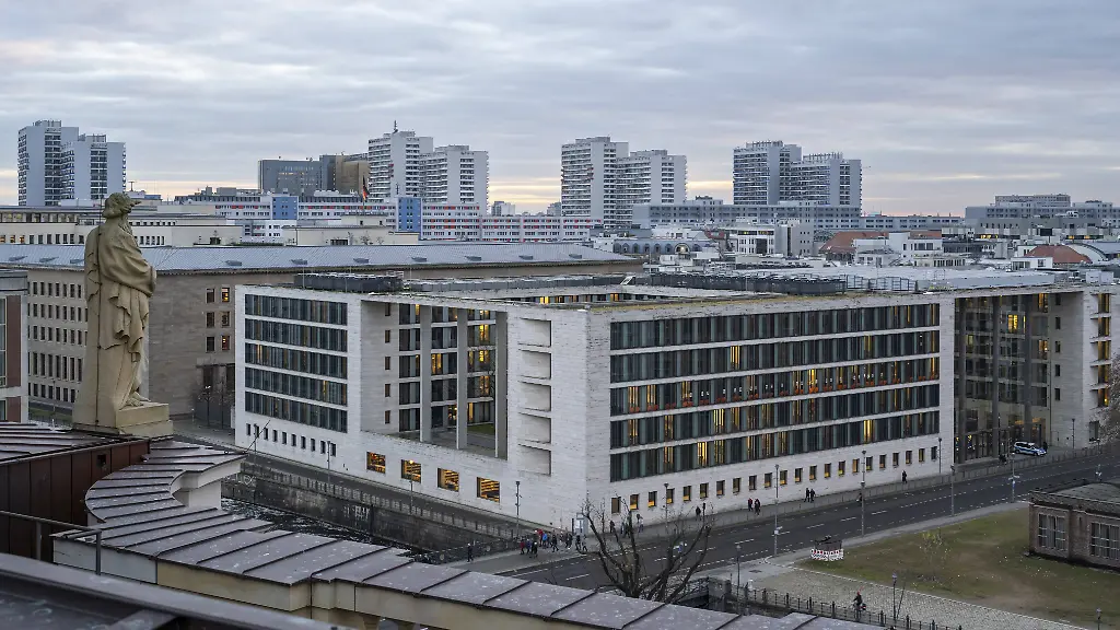 Stadtansicht-Auswaertiges-Amt-Ausblick-von-der-Dachterrasse-des-Humboldt-Forum-Mitte-Berlin-Deutschland-Europa-City-view-Federal-Foreign-Office-view-from-the-roof-terrace-of-the-Humboldt-Forum-Mitte-Berlin-Germany-Europe-Copyright-imageBROKER-WilfriedxWirth-ibxdwh12667259