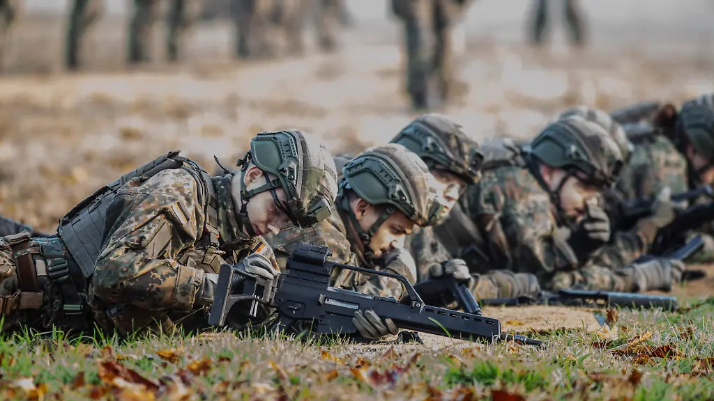 GERMANY-MUENSTER-NOVEMBER-10-Recruits-of-Defense-Regiment-2-during-weapons-training-on-November-10-2025-in-Muenster-Germany