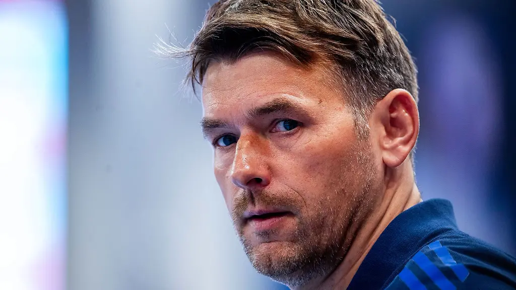 Trainer-Christian-Prokop-und-die-TSV-Hannover-Burgdorf-hatten-Fredericia-HK-aus-Daenemark-zu-Gast