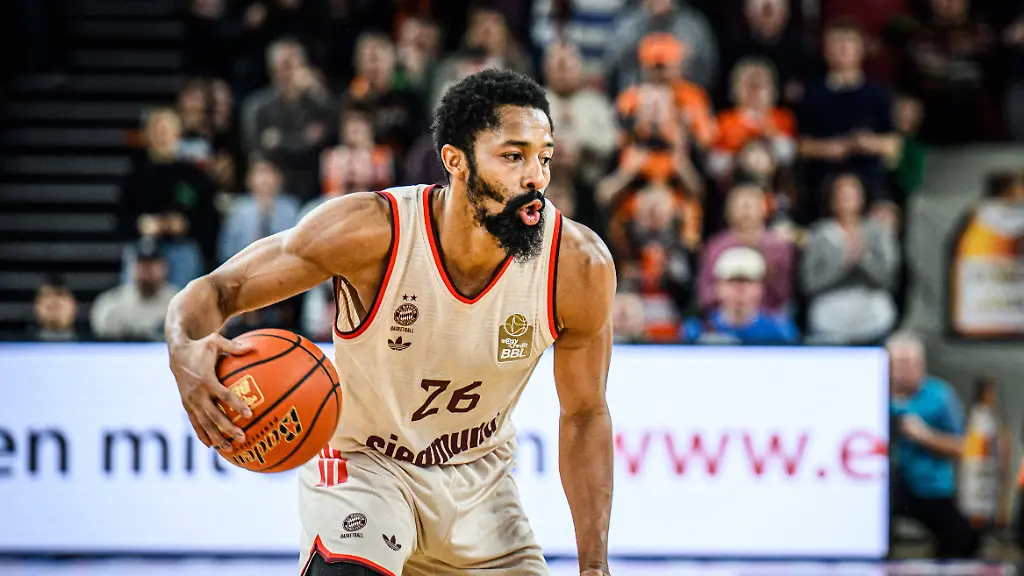Neu-Ulm-Deutschland-23-11-25-Spencer-Dinwiddie-FC-Bayern-Basketball-in-Aktion-am-Ball-Einzelaktion-waehrend-des-Basketball-Bundesliga-Spiels-zwischen-ratiopharm-ulm-vs-FC-Bayern-Basketball-in-der-ratiopharm-Arena-am-23-November-2025-in-Neu-Ulm-Deutschland-Foto-von-Harry-Langer-DeFodi-Images-ratiopharm-Arena-Germany-23-11-25-Spencer-Dinwiddie-FC-Bayern-Basketball-controls-the-Ball-during-the-Basketball-Bundesliga-match-between-ratiopharm-ulm-vs-FC-Bayern-Basketball-at-Neu-Ulm-on-November-23-2025-in-ratiopharm-Arena-Germany