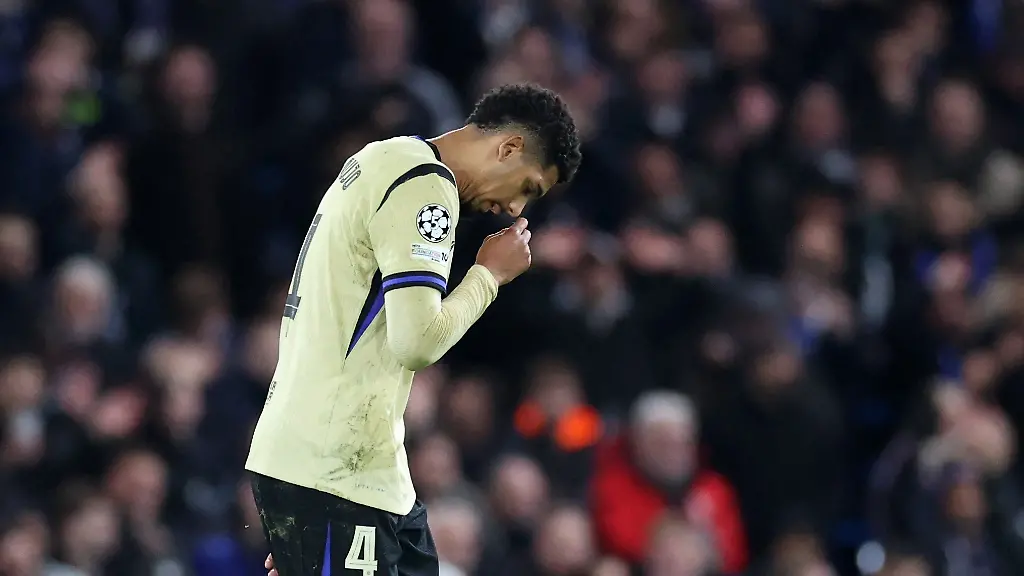 Soccer-Football-UEFA-Champions-League-Chelsea-v-FC-Barcelona-Stamford-Bridge-London-Britain-November-25-2025-FC-Barcelona-s-Ronald-Araujo-reacts-as-he-leaves-the-pitch-after-being-shown-a-red-card-REUTERS-Hannah-Mckay