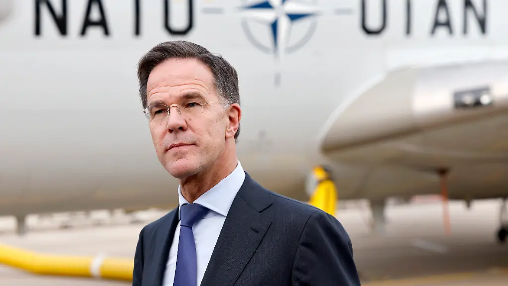 NATO-Generalsekretaer-Mark-Rutte-beim-Besuch-der-NATO-Aufklaerungseinheit-in-Geilenkirchen-NATO-Airborne-Early-Warning-and-Control-Force-auf-der-NATO-Basis-Geilenkirchen-Geilenkirchen-13-11