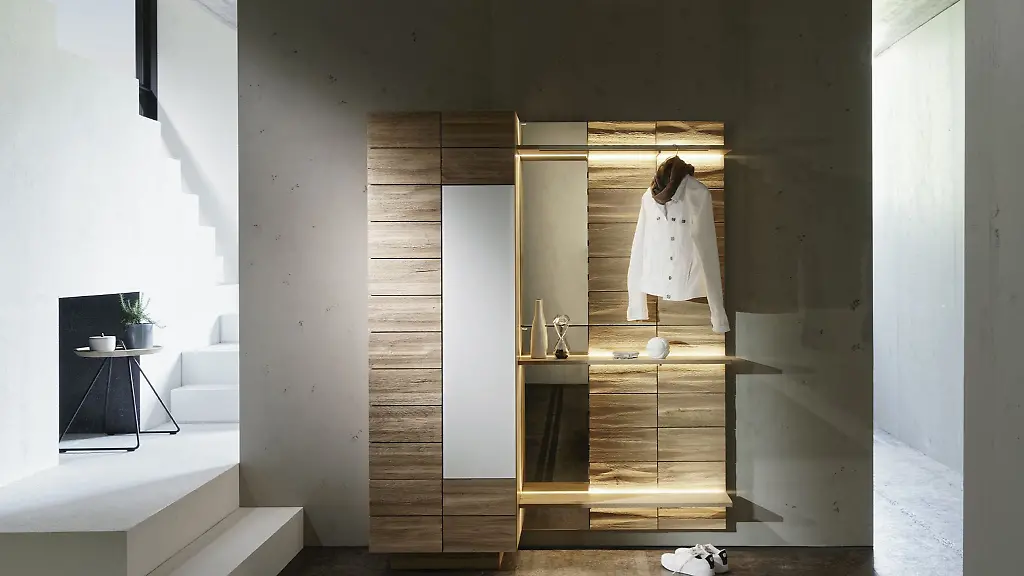 Ein-Schrank-mit-Spiegel-und-Beleuchtung-im-Flur-sorgt-fuer-Stauraum-und-ist-praktisch-um-kurz-einen-Blick-aufs-Outfit-zu-werfen
