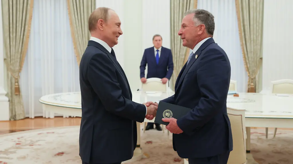 DIESES-FOTO-WIRD-VON-DER-RUSSISCHEN-STAATSAGENTUR-TASS-ZUR-VERFUeGUNG-GESTELLT-RUSSIA-MOSCOW-AUGUST-6-2025-Russia-s-President-Vladimir-Putin-L-and-the-US-President-s-Special-Envoy-US-Special-Envoy-to-the-Middle-East-Steve-Witkoff-shake-hands-during-a-meeting-at-the-Kremlin