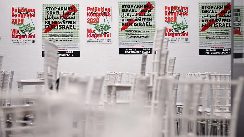 Leere-Stuehle-stehen-in-dem-Veranstaltungsraum-nachdem-die-Polizei-den-Palaestina-Kongress-abgebrochen-und-verboten-hat