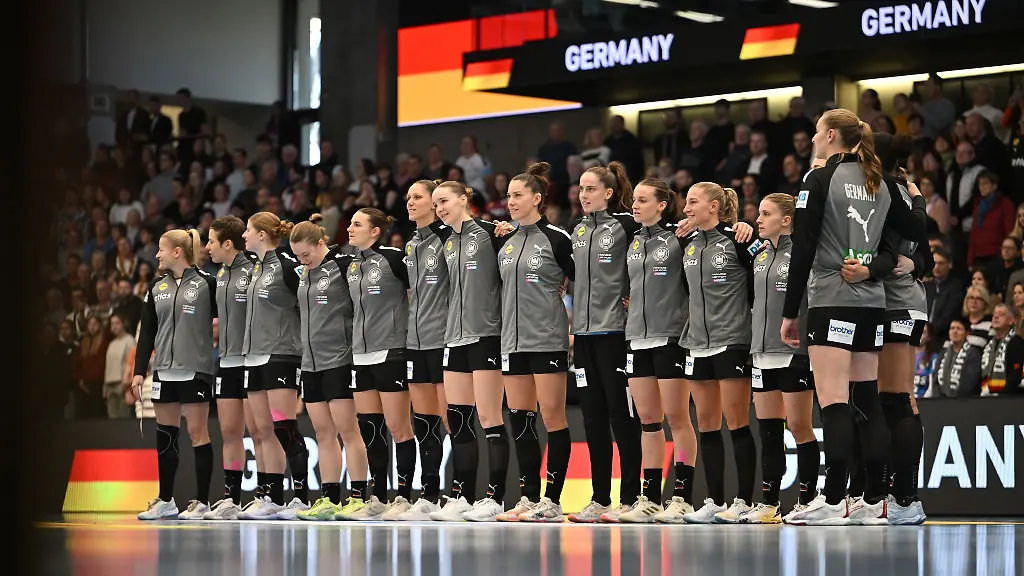 Die-deutschen-Handballerinnen-treffen-zum-WM-Start-auf-Island
