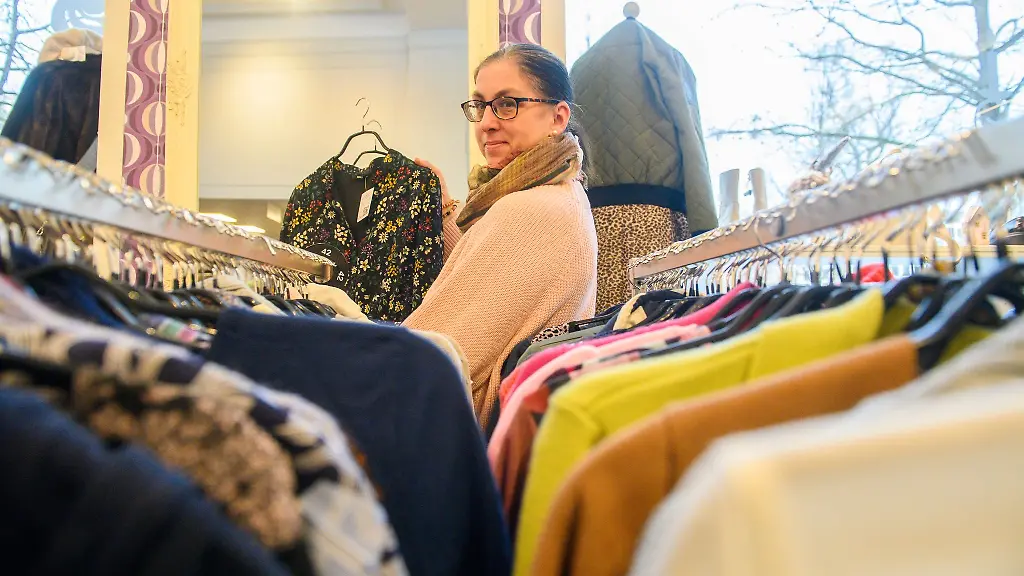 In-dem-Charity-Shop-Zweimalschoen-in-Magdeburg-verbergen-sich-wahre-Schaetze-von-den-unterschiedlichsten-Spendern