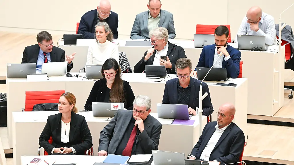 Vier-Abgeordnete-aus-der-BSW-Fraktion-im-Brandenburger-Landtag-waren-aus-der-Partei-ausgetreten-einer-hat-das-wieder-rueckgaengig-gemacht-Archivbild