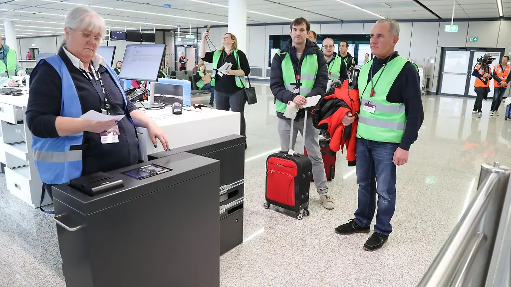 Letzte-Kontrolle-vor-der-Gangway-doch-der-Flieger-hebt-nicht-ab-Komparsen-ueberpruefen-Ablaeufe-am-neuen-Flugsteig