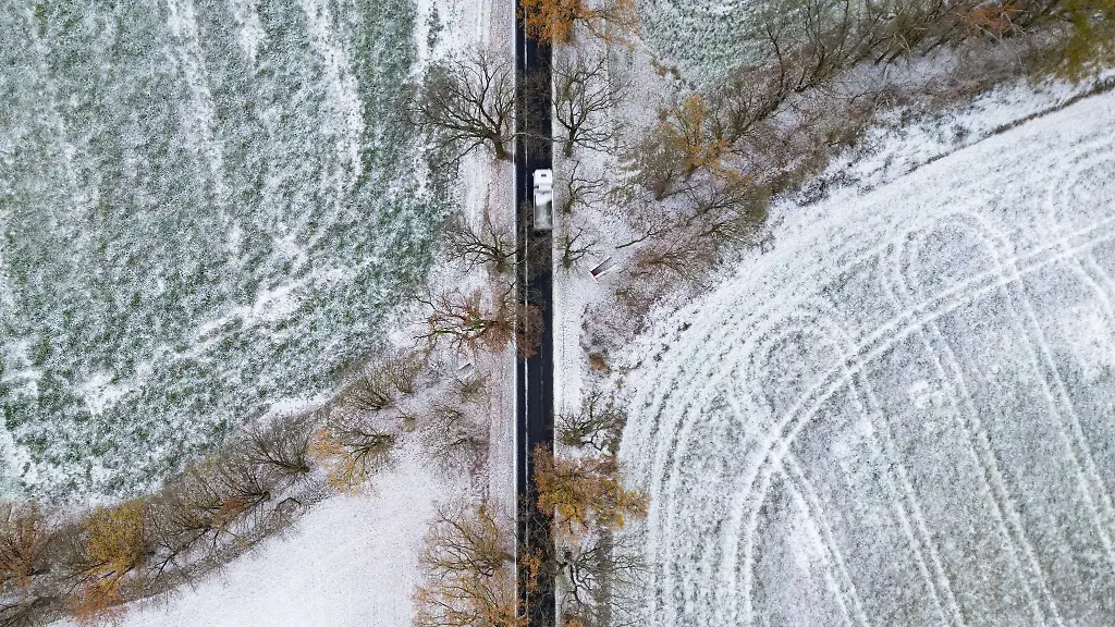 Frost-Nebel-und-oertliche-Schneeschauer-sorgen-vielerorts-fuer-einen-winterlichen-Start-in-den-Tag