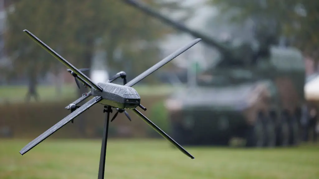 Blick-auf-eine-Drohne-vom-Typ-Loitering-Munition-System-der-Firma-Helsing-beim-Feierlichen-Appell-fuer-das-neu-aufgestellte-Artilleriebataillon-215-in-der-Generalfeldmarschall-Rommel-Kaserne-Nach-der-Verlegung-von-Truppenteilen-nach-Litauen-nach-dem-russischen-Angriffskrieg-folgt-die-Neuaufstellung-des-Bataillons