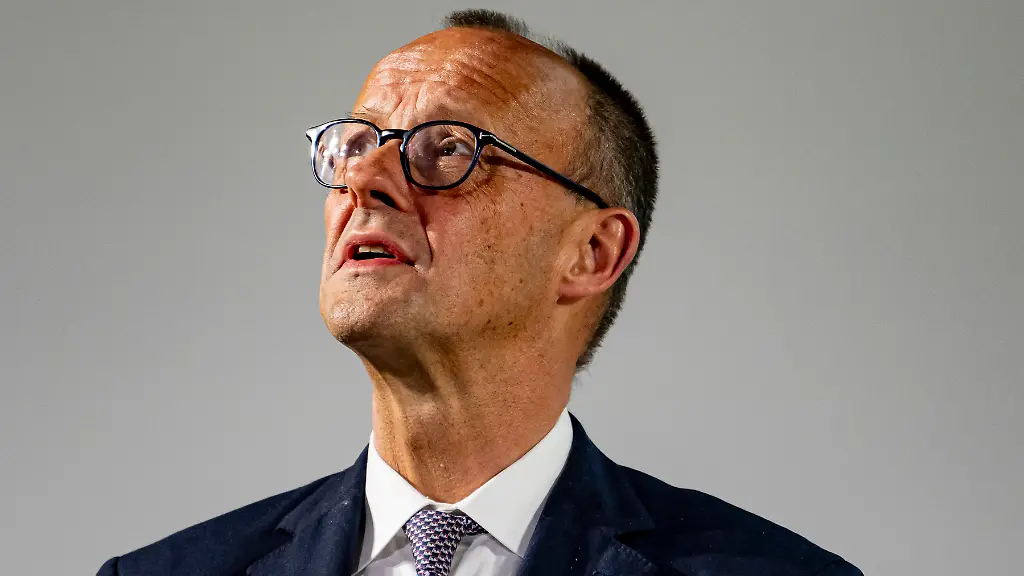 Bundeskanzler-Friedrich-Merz-CDU-nimmt-an-der-Verleihung-des-Deutschen-Mittelstandspreises-2025-der-Mittelstands-und-Wirtschaftsunion-MIT-teil