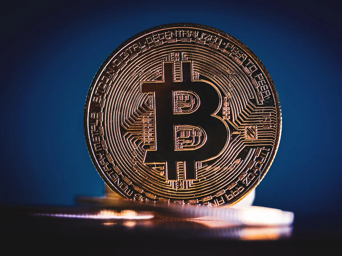 Rettung oder tickende Zeitbombe?: Bitcoin im freien Fall - und alle  flüchten in Stablecoins - ntv.de