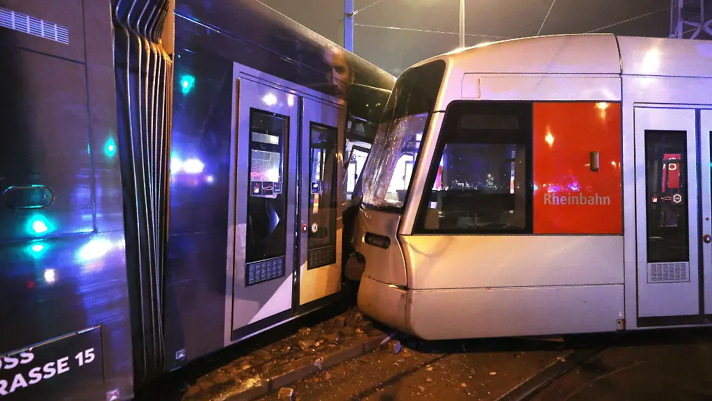 Bei-einem-Strassenbahnunfall-sind-in-Duesseldorf-am-fruehen-Morgen-laut-Polizeiangaben-mehrere-Personen-verletzt-worden