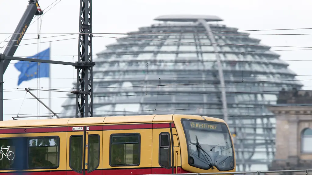 Eine-S-Bahn-faehrt-am-27-07-2015-in-Richtung-Hauptbahnhof-in-Berlin