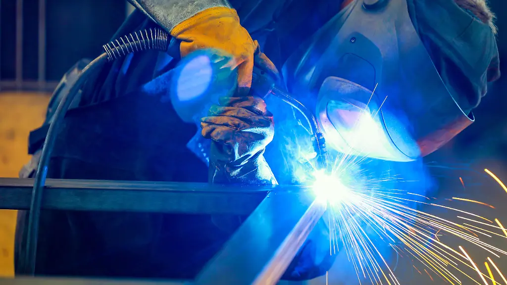 Deutschland-Themenfoto-Metallindustrie-Ein-Industrieschweisser-schweisst-ein-Werkstueck