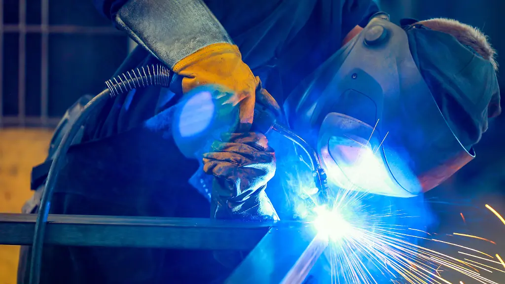 Deutschland-Themenfoto-Metallindustrie-Ein-Industrieschweisser-schweisst-ein-Werkstueck