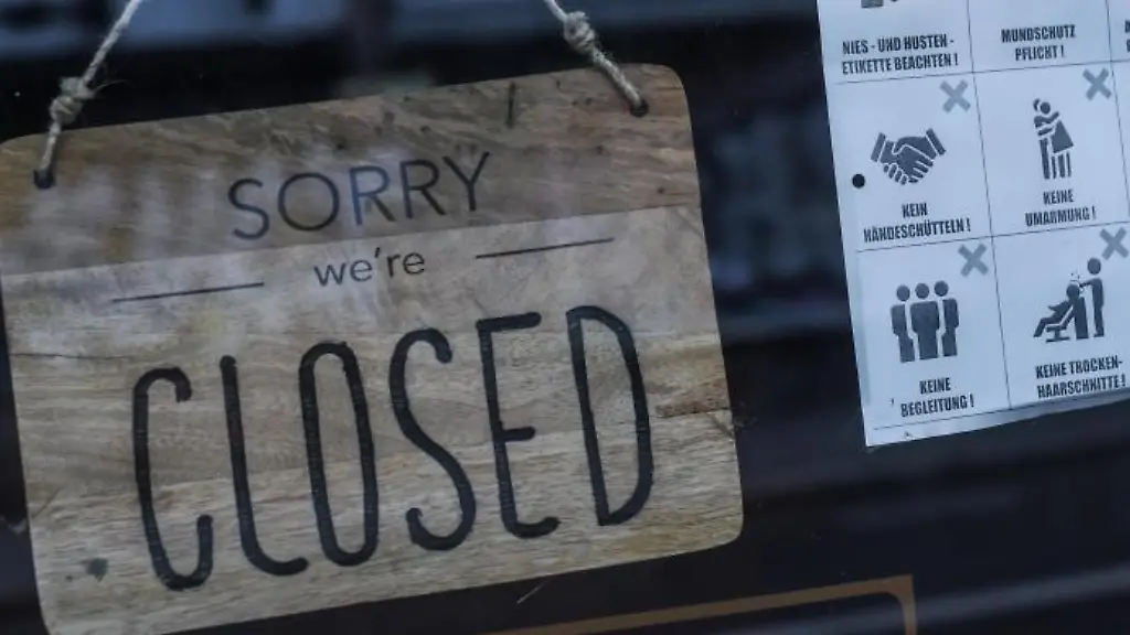 An-einem-Friseur-in-Berlin-haengt-ein-Schild-mit-der-Aufschrift-Sorry-we-re-closed