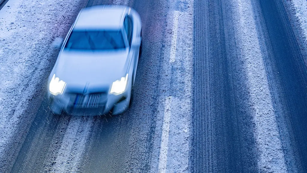 Vor-allem-der-Osten-Sachsens-war-am-Morgen-von-der-Glaette-betroffen