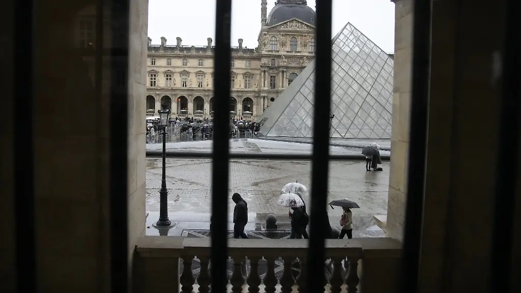 People-queue-to-enter-Le-Louvre-museum-Wednesday-Nov-19-2025-in-Paris