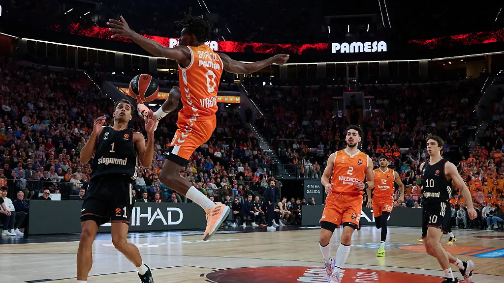 251126-VALENCIA-Nov-26-2025-Brancou-Badio-top-of-Valencia-Basket-disputes-the-ball-with-Oscar-Da-Silva-1st-L-of-FC-Bayern-Munich-during-a-Euroleague-basketball-match-between-Valencia-Basket-and-FC-Bayern-Munich-in-Valencia-Spain-Nov-25-2025