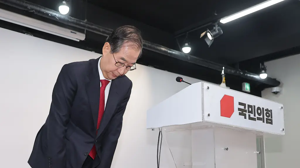Former-PM-apologizes-amid-candidacy-disarray-Former-Prime-Minister-Han-Duck-soo-bows-ahead-of-an-emergency-press-conference-in-Seoul-on-May-10-2025-as-his-unification-talks-with-People-Power-Party-presidential-candidate-Kim-Moon-soo-show-no-signs-of-progress