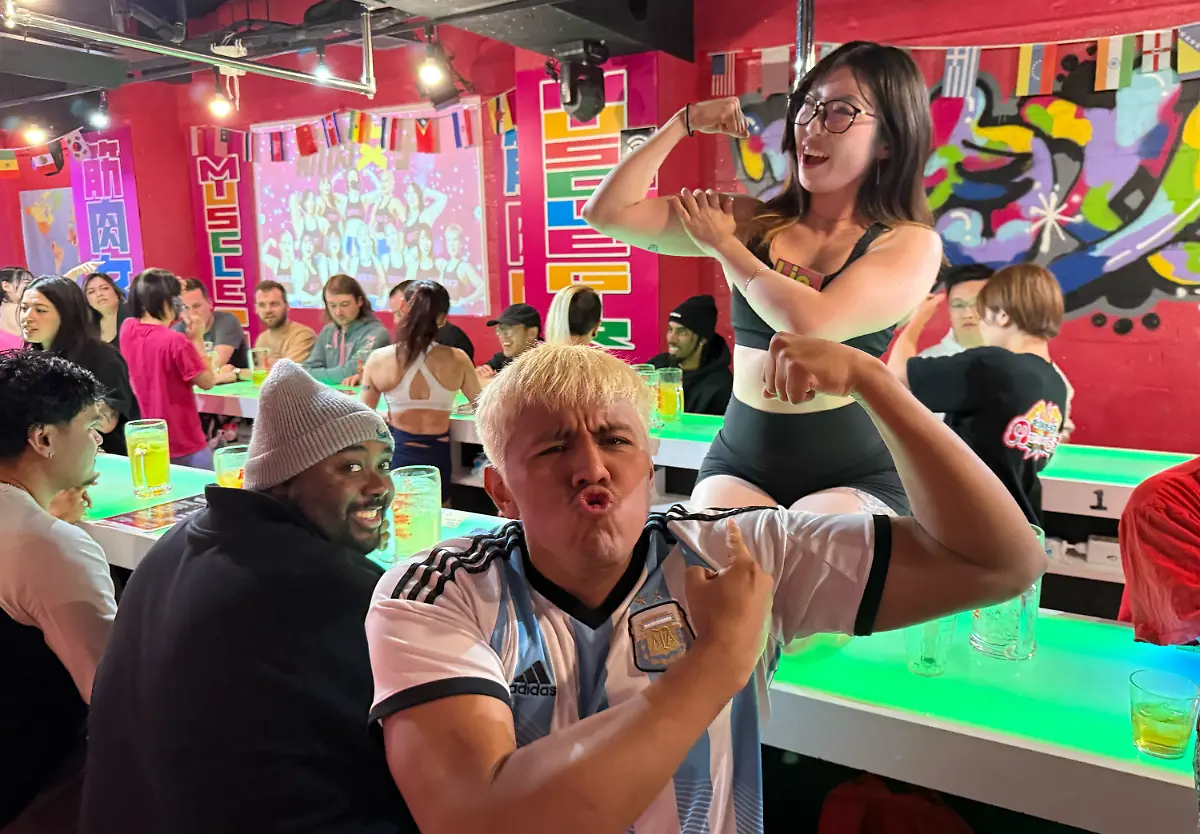 ARCHIV-19-11-2025-Japan-Tokio-Michael-aus-Amerika-M-vergnuegt-sich-in-der-Bar-Muscle-Girls-in-Tokio