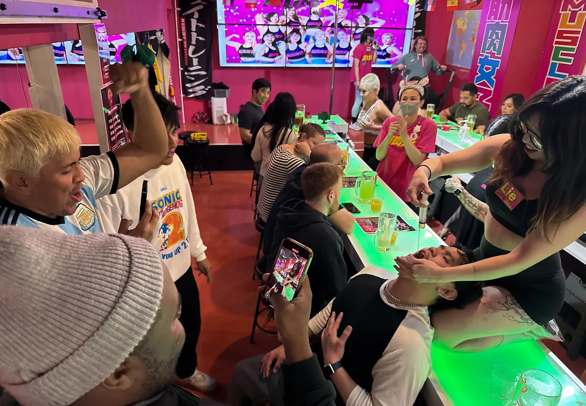 ARCHIV-19-11-2025-Japan-Tokio-Gaeste-vergnuegen-sich-in-der-Bar-Muscle-Girls-in-Tokio