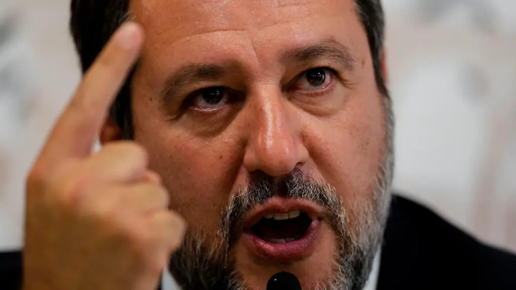 Italiens-stellvertretender-Ministerpraesident-Matteo-Salvini-spricht-waehrend-einer-Pressekonferenz-in-der-Zentrale-der-Foreign-Press-Association