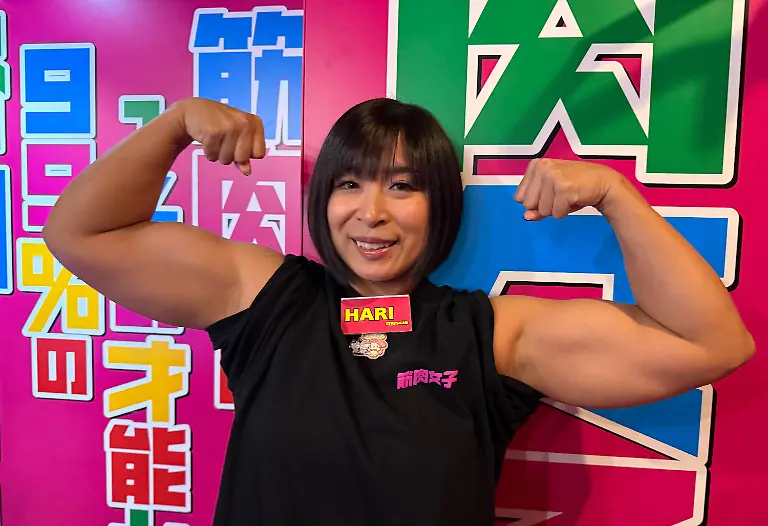 ARCHIV-19-11-2025-Japan-Tokio-Managerin-Hitomi-Harigae-posiert-in-der-Bar-Muscle-Girls-in-Tokio