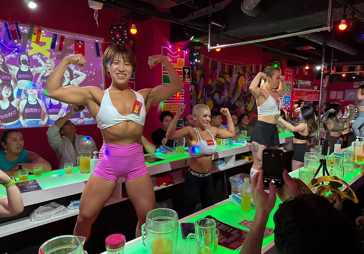 ARCHIV-19-11-2025-Japan-Tokio-Gaeste-vergnuegen-sich-in-der-Bar-Muscle-Girls-in-Tokio