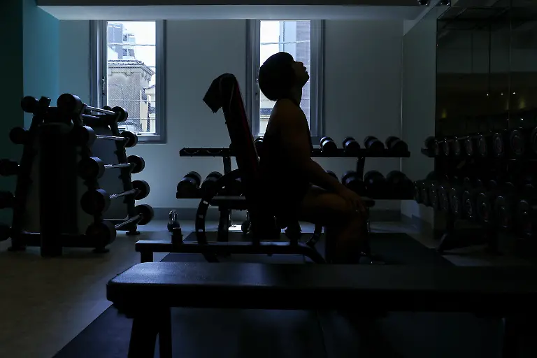 Hitomi-Harigae-38-manager-of-Muscle-Girls-a-fitness-themed-bar-pauses-while-doing-weight-training-at-Muscle-gym-in-Tokyo-Japan-August-4-2025-Female-bodybuilding-has-gained-popularity-in-Japan-in-recent-years-with-competitions-held-in-many-cities-But-outside-that-circle-the-old-conventions-rule-Harigae-said-REUTERS-Kim-Kyung-Hoon-SEARCH-KYUNG-HOON-MUSCLE-GIRLS-FOR-THIS-STORY-SEARCH-WIDER-IMAGE-FOR-ALL-STORIES