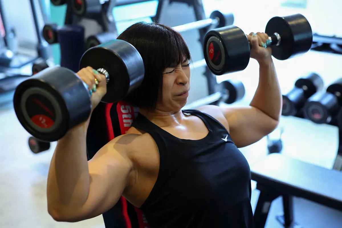Hitomi-Harigae-38-manager-of-Muscle-Girls-a-fitness-themed-bar-lifts-dumbbells-while-doing-weight-training-at-Muscle-gym-in-Tokyo-Japan-August-4-2025-Female-bodybuilding-has-gained-popularity-in-Japan-in-recent-years-with-competitions-held-in-many-cities-But-outside-that-circle-the-old-conventions-rule-Harigae-said-REUTERS-Kim-Kyung-Hoon-SEARCH-KYUNG-HOON-MUSCLE-GIRLS-FOR-THIS-STORY-SEARCH-WIDER-IMAGE-FOR-ALL-STORIES